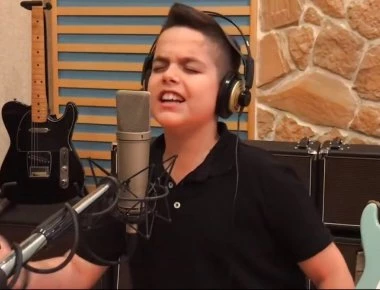 Πιτσιρικάς ερμηνεύει το κομμάτι «Στη καρδιά» του Θ. Αδαμαντίδη και μας αφήνει «άφωνους»! (βίντεο)